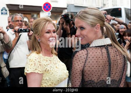 Nicky Hilton und Kathy Hilton nehmen an der Valentino Haute-Couture Show im Rahmen der Paris Fashion Week Herbst-Winter 2012-2013 Teil, die am 4. Juli 2012 im Hotel Salomon de Rothschild in Paris, Frankreich, stattfand. Foto von Nicolas Genin/ABACAPRESS.COM Stockfoto