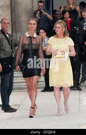 Nicky Hilton und Kathy Hilton nehmen an der Valentino Haute-Couture Show im Rahmen der Paris Fashion Week Herbst-Winter 2012-2013 Teil, die am 4. Juli 2012 im Hotel Salomon de Rothschild in Paris, Frankreich, stattfand. Foto von Nicolas Genin/ABACAPRESS.COM Stockfoto