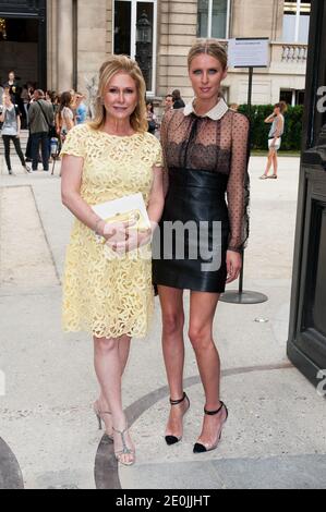 Nicky Hilton und Kathy Hilton nehmen an der Valentino Haute-Couture Show im Rahmen der Paris Fashion Week Herbst-Winter 2012-2013 Teil, die am 4. Juli 2012 im Hotel Salomon de Rothschild in Paris, Frankreich, stattfand. Foto von Nicolas Genin/ABACAPRESS.COM Stockfoto