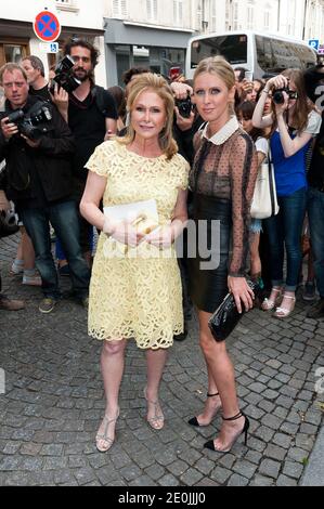 Nicky Hilton und Kathy Hilton nehmen an der Valentino Haute-Couture Show im Rahmen der Paris Fashion Week Herbst-Winter 2012-2013 Teil, die am 4. Juli 2012 im Hotel Salomon de Rothschild in Paris, Frankreich, stattfand. Foto von Nicolas Genin/ABACAPRESS.COM Stockfoto