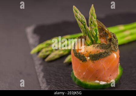 Geräucherter Lachsbrötchen mit Gemüse auf dem Teller Stockfoto