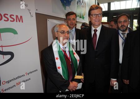 Bundesaußenminister Guido Westerwelle (rechts) trifft am 6. Juli 2012 auf der "Freunde des syrischen Volkes"-Konferenz in Paris, Frankreich, mit dem Präsidenten des syrischen Nationalrats Abdel Basset Sayda (links) zusammen. Foto von Ammar Abd Rabbo/ABACAPRESS.COM Stockfoto