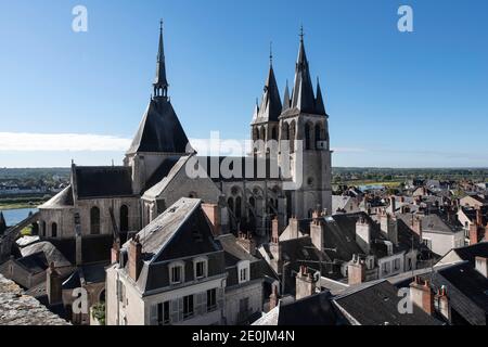 Kathedrale von Blois in Frankreich mitten in der Stadt Zentrum und Dächer mit der Loire im Hintergrund Stockfoto