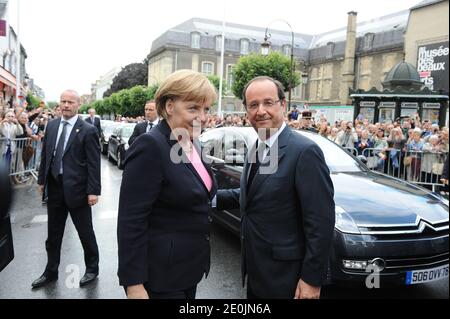 Bundeskanzlerin Angela Merkel begrüßte am 8. Juli 2012 den französischen Präsidenten Francois Hollande, um den 50. Jahrestag der Erneuerung der deutsch-französischen Beziehungen nach dem Zweiten Weltkrieg in der Nähe der Kathedrale von Reims in Ostfrankreich zu feiern. Die Versöhnung nach dem Krieg wird symbolisch am 8. Juli 1962 vom damaligen französischen Präsidenten Charles de Gaulle und dem ehemaligen Kanzler Konrad Adenauer erreicht. Foto von Mousse/ABACAPRESS.COM Stockfoto