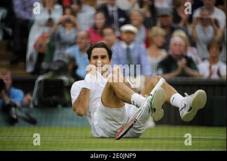 Der Schweizer Roger Federer feiert am 8. Juli 2012 im All England Lawn Tennis Club, Wimbledon in London, Großbritannien, das Finale der Männer am 13. Tag der Wimbledon Championships 2012 im All England Lawn Tennis Club, Wimbledon, Großbritannien, mit 4-6, 7-5, 6-3, 6-4. Foto von Corinne Dubreuikl/ABACAPRESS.COM Stockfoto