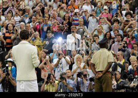 Der Schweizer Roger Federer hält seine Siegertrophäe, nachdem er am 8. Juli 2012 den Briten Andy Murray in seinem Männerfinale am dreizehnten Tag der Wimbledon Championships 2012 im All England Lawn Tennis Club, Wimbledon in London, Großbritannien, geschlagen hat. Foto von Corinne Dubreuikl/ABACAPRESS.COM Stockfoto