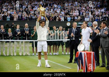 Der Schweizer Roger Federer hält seine Siegertrophäe, nachdem er am 8. Juli 2012 den Briten Andy Murray in seinem Männerfinale am dreizehnten Tag der Wimbledon Championships 2012 im All England Lawn Tennis Club, Wimbledon in London, Großbritannien, geschlagen hat. Foto von Corinne Dubreuikl/ABACAPRESS.COM Stockfoto