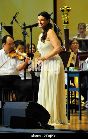 Idina Menzel tritt mit dem Chicago Symphony Orchestra auf, geleitet von Marvin Hamlisch im Rahmen des "Ravinia Festival" im Highland Park, Illinois, USA am 08. Juli 2012. Die Tony Award-Gewinnerin kam barfuß in einem griechischen Gewand auf die Bühne und verriet, dass sie sich von ihrer Krankheit erholte. Idina Menzel ist auch heute bekannt für ihre Arbeit an 'Glee'. Foto von Cindy Barrymore/ABACAPRESS.COM Stockfoto