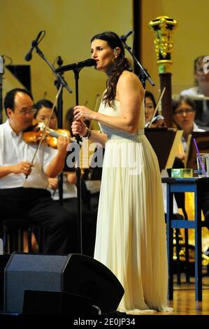 Idina Menzel tritt mit dem Chicago Symphony Orchestra auf, geleitet von Marvin Hamlisch im Rahmen des "Ravinia Festival" im Highland Park, Illinois, USA am 08. Juli 2012. Die Tony Award-Gewinnerin kam barfuß in einem griechischen Gewand auf die Bühne und verriet, dass sie sich von ihrer Krankheit erholte. Idina Menzel ist auch heute bekannt für ihre Arbeit an 'Glee'. Foto von Cindy Barrymore/ABACAPRESS.COM Stockfoto