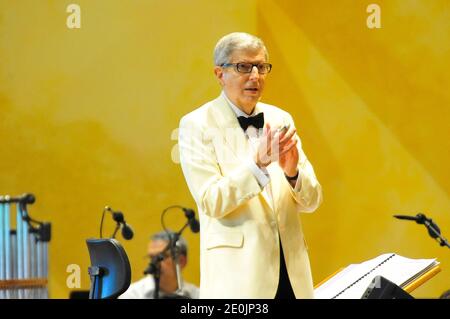 Idina Menzel tritt mit dem Chicago Symphony Orchestra auf, geleitet von Marvin Hamlisch im Rahmen des "Ravinia Festival" im Highland Park, Illinois, USA am 08. Juli 2012. Die Tony Award-Gewinnerin kam barfuß in einem griechischen Gewand auf die Bühne und verriet, dass sie sich von ihrer Krankheit erholte. Idina Menzel ist auch heute bekannt für ihre Arbeit an 'Glee'. Foto von Cindy Barrymore/ABACAPRESS.COM Stockfoto