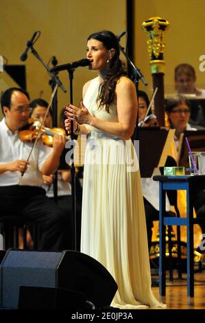 Idina Menzel tritt mit dem Chicago Symphony Orchestra auf, geleitet von Marvin Hamlisch im Rahmen des "Ravinia Festival" im Highland Park, Illinois, USA am 08. Juli 2012. Die Tony Award-Gewinnerin kam barfuß in einem griechischen Gewand auf die Bühne und verriet, dass sie sich von ihrer Krankheit erholte. Idina Menzel ist auch heute bekannt für ihre Arbeit an 'Glee'. Foto von Cindy Barrymore/ABACAPRESS.COM Stockfoto