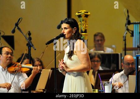 Idina Menzel tritt mit dem Chicago Symphony Orchestra auf, geleitet von Marvin Hamlisch im Rahmen des "Ravinia Festival" im Highland Park, Illinois, USA am 08. Juli 2012. Die Tony Award-Gewinnerin kam barfuß in einem griechischen Gewand auf die Bühne und verriet, dass sie sich von ihrer Krankheit erholte. Idina Menzel ist auch heute bekannt für ihre Arbeit an 'Glee'. Foto von Cindy Barrymore/ABACAPRESS.COM Stockfoto