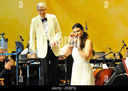 Idina Menzel tritt mit dem Chicago Symphony Orchestra auf, geleitet von Marvin Hamlisch im Rahmen des "Ravinia Festival" im Highland Park, Illinois, USA am 08. Juli 2012. Die Tony Award-Gewinnerin kam barfuß in einem griechischen Gewand auf die Bühne und verriet, dass sie sich von ihrer Krankheit erholte. Idina Menzel ist auch heute bekannt für ihre Arbeit an 'Glee'. Foto von Cindy Barrymore/ABACAPRESS.COM Stockfoto