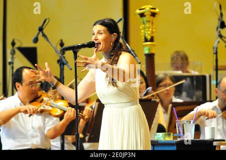 Idina Menzel tritt mit dem Chicago Symphony Orchestra auf, geleitet von Marvin Hamlisch im Rahmen des "Ravinia Festival" im Highland Park, Illinois, USA am 08. Juli 2012. Die Tony Award-Gewinnerin kam barfuß in einem griechischen Gewand auf die Bühne und verriet, dass sie sich von ihrer Krankheit erholte. Idina Menzel ist auch heute bekannt für ihre Arbeit an 'Glee'. Foto von Cindy Barrymore/ABACAPRESS.COM Stockfoto