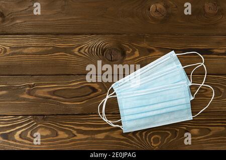 Medizinischer Schutz, blaue Gesichtsmasken, Desinfektionsmittel-Gel, auf weißem Hintergrund, Nahaufnahme, flach, minimaler Stil, Kopierraum. Hygienekonzept, Schutzequi Stockfoto