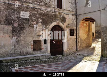 Detail des Hauptplatzes des Weilers von Fassinoro. Longone Sabino, Provinz Rieti, Latium, Italien. Stockfoto