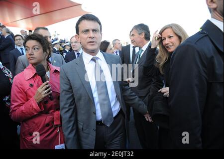 Innenminister Manuel Valls und seine Frau Anne Gravoin besuchen den Concorde Place in Paris, Frankreich, am 14. Juli 2012 während der jährlichen Militärparade 2012 auf den Champs Elysees. Foto von Nicolas Gouhier/ABACAPRESS.COM Stockfoto