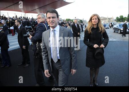Innenminister Manuel Valls und seine Frau Anne Gravoin besuchen den Concorde Place in Paris, Frankreich, am 14. Juli 2012 während der jährlichen Militärparade 2012 auf den Champs Elysees. Foto von Nicolas Gouhier/ABACAPRESS.COM Stockfoto
