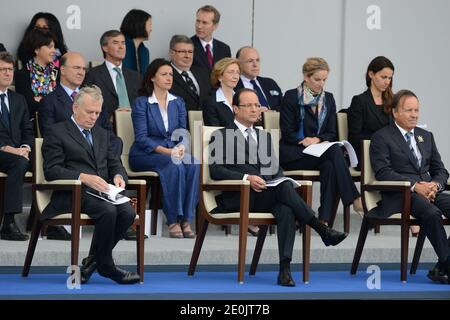 Der französische Premierminister Jean-Marc Ayrault, Präsident Francois Hollande und Senatspräsident Jean-Pierre Bel nehmen am 14. Juli 2012 während der jährlichen Militärparade 2012 auf den Champs Elysees am Place de la Concorde in Paris, Frankreich, Teil. Foto von Mousse/ABACAPRESS.COM Stockfoto