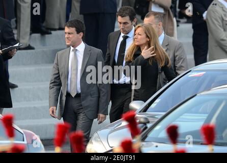Der französische Innenminister Manuel Valls und seine Frau Anne Gravoin besuchen am 14. Juli 2012 während der jährlichen Militärparade 2012 auf den Champs Elysees den Concorde Place in Paris. Foto von Mousse/ABACAPRESS.COM Stockfoto