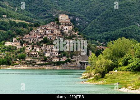 Das alte Dorf Castel di Tora, das über dem Turano See thront. Castel di Tora, Rieti, Latium, Italien. Stockfoto