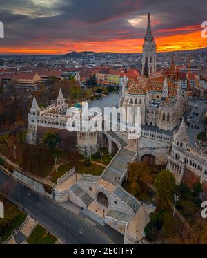 Budapest, Ungarn - Luftaufnahme der berühmten Fischerbastei (Halaszbastya) und Matthias Kirche an einem Herbstnachmittag mit dramatischer goldener Sonne Stockfoto