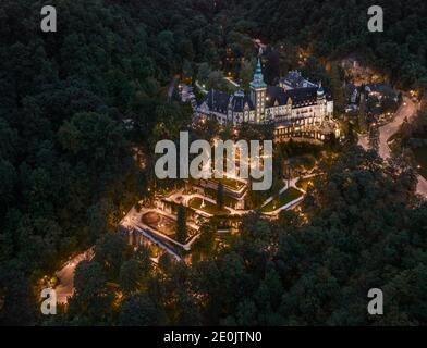 Lillafaured, Ungarn - Luftaufnahme des berühmten beleuchteten Lillafaured Schlosses und Garten in den Bergen von Bukk bei Miskolc in der Dämmerung Stockfoto