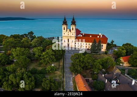 Tihany, Ungarn - Luftpanorama des Benediktinerklosters von Tihany (Tihany Abtei, Tihanyi Apatsag) mit schönem goldenen Himmel bei Sonnenuntergang über La Stockfoto