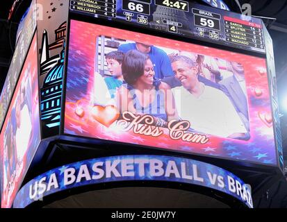 US-Präsident Barack Obama küsst First Lady Michelle Obama, als sie auf der "Kiss Cam" während des Olypmics-gebundenen US-Herren-Basketballnationalspiels gegen Brasilien am 16. Juli 2012 im Verizon Center in Washington erscheinen. Dies war ihre zweite Chance, da sie sich nicht früher im Spiel küssten, als sie auf der 'Kiss Cam' waren. Foto von Leslie E. Kossopf/ABACAPRESS.COM Stockfoto