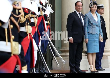 Der französische Präsident Francois Hollande begrüßt Thailands Premierminister Yingluck Shinawatra am 20. Juli 2012 im Elysee-Palast in Paris, Frankreich. Foto von Stephane Lemouton/ABACAPRESS.COM. Stockfoto