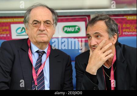 Der Präsident des französischen Fußballverbands Noel Le Graet und Frankreichs Cheftrainer Bruno Bini während des vorolympischen, freundlichen internationalen Frauenfußballspieles Frankreich gegen Japan im Stadion Sebastien Charlety in Paris am 19. Juli 2012. Frankreich gewann 2:0. Foto von Christian Liewig/ABACAPRESS.COM Stockfoto