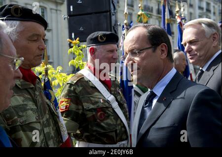 Präsident Francois Hollande anlässlich des 70. Jahrestages der HIV-Roundup (Rafle du Velodrome d'Hiver) am 22. Juli 2012 im jüdischen Denkmal in Paris, Frankreich. Am 16. Und 17. Juli 1942 wurden etwa 13,000 Juden, überwiegend nicht-französischer Herkunft, festgenommen und in das Velodrome d'Hiver-Radstadion in der Nähe des Eiffelturms gebracht, wo sie eine Woche unter entsetzlichen Bedingungen verbrachten, bevor sie in Konzentrationslager der Nazis deportiert wurden. Foto von Pascal Sittler/Pool/ABACAPRESS.COM Stockfoto