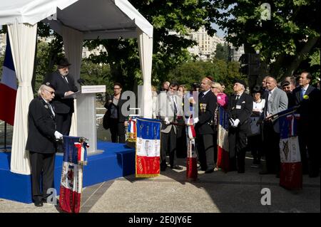 Gedenken an den 70. Jahrestag des Vel d'HIV Roundup (Rafle du Velodrome d'Hiver) am 22. Juli 2012 im jüdischen Denkmal in Paris, Frankreich. Am 16. Und 17. Juli 1942 wurden etwa 13,000 Juden, überwiegend nicht-französischer Herkunft, festgenommen und in das Velodrome d'Hiver-Radstadion in der Nähe des Eiffelturms gebracht, wo sie eine Woche unter entsetzlichen Bedingungen verbrachten, bevor sie in Konzentrationslager der Nazis deportiert wurden. Foto von Pascal Sittler/Pool/ABACAPRESS.COM Stockfoto