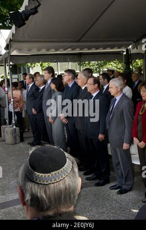 Der französische Präsident Francois Hollande anlässlich der Gedenkfeier zum 70. Jahrestag des „Vel d'HIV Roundup“ (Rafle du Velodrome d'Hiver) am 22. Juli 2012 an der jüdischen Gedenkstätte in Paris, Frankreich. Am 16. Und 17. Juli 1942 wurden etwa 13,000 Juden, überwiegend nicht-französischer Herkunft, festgenommen und in das Velodrome d'Hiver-Radstadion in der Nähe des Eiffelturms gebracht, wo sie eine Woche unter entsetzlichen Bedingungen verbrachten, bevor sie in Konzentrationslager der Nazis deportiert wurden. Foto von Pascal Sittler/Pool/ABACAPRESS.COM Stockfoto