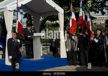 Gedenken an den 70. Jahrestag des Vel d'HIV Roundup (Rafle du Velodrome d'Hiver) am 22. Juli 2012 im jüdischen Denkmal in Paris, Frankreich. Am 16. Und 17. Juli 1942 wurden etwa 13,000 Juden, überwiegend nicht-französischer Herkunft, festgenommen und in das Velodrome d'Hiver-Radstadion in der Nähe des Eiffelturms gebracht, wo sie eine Woche unter entsetzlichen Bedingungen verbrachten, bevor sie in Konzentrationslager der Nazis deportiert wurden. Foto von Pascal Sittler/Pool/ABACAPRESS.COM Stockfoto