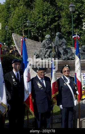 Gedenken an den 70. Jahrestag des Vel d'HIV Roundup (Rafle du Velodrome d'Hiver) am 22. Juli 2012 im jüdischen Denkmal in Paris, Frankreich. Am 16. Und 17. Juli 1942 wurden etwa 13,000 Juden, überwiegend nicht-französischer Herkunft, festgenommen und in das Velodrome d'Hiver-Radstadion in der Nähe des Eiffelturms gebracht, wo sie eine Woche unter entsetzlichen Bedingungen verbrachten, bevor sie in Konzentrationslager der Nazis deportiert wurden. Foto von Pascal Sittler/Pool/ABACAPRESS.COM Stockfoto