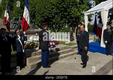 Präsident Francois Hollande wird am 22. Juli 2012 in der jüdischen Gedenkstätte in Paris, Frankreich, anlässlich des 70. Jahrestages der HIV-Roundup (Rafle du Velodrome d'Hiver) gesehen. Am 16. Und 17. Juli 1942 wurden etwa 13,000 Juden, überwiegend nicht-französischer Herkunft, festgenommen und in das Velodrome d'Hiver-Radstadion in der Nähe des Eiffelturms gebracht, wo sie eine Woche unter entsetzlichen Bedingungen verbrachten, bevor sie in Konzentrationslager der Nazis deportiert wurden. Foto von Pascal Sittler/Pool/ABACAPRESS.COM Stockfoto