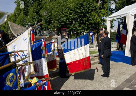 Präsident Francois Hollande wird am 22. Juli 2012 in der jüdischen Gedenkstätte in Paris, Frankreich, anlässlich des 70. Jahrestages der HIV-Roundup (Rafle du Velodrome d'Hiver) gesehen. Am 16. Und 17. Juli 1942 wurden etwa 13,000 Juden, überwiegend nicht-französischer Herkunft, festgenommen und in das Velodrome d'Hiver-Radstadion in der Nähe des Eiffelturms gebracht, wo sie eine Woche unter entsetzlichen Bedingungen verbrachten, bevor sie in Konzentrationslager der Nazis deportiert wurden. Foto von Pascal Sittler/Pool/ABACAPRESS.COM Stockfoto