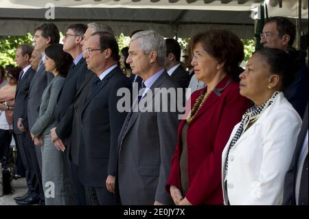 Der französische Präsident Francois Hollande anlässlich der Gedenkfeier zum 70. Jahrestag des „Vel d'HIV Roundup“ (Rafle du Velodrome d'Hiver) am 22. Juli 2012 an der jüdischen Gedenkstätte in Paris, Frankreich. Am 16. Und 17. Juli 1942 wurden etwa 13,000 Juden, überwiegend nicht-französischer Herkunft, festgenommen und in das Velodrome d'Hiver-Radstadion in der Nähe des Eiffelturms gebracht, wo sie eine Woche unter entsetzlichen Bedingungen verbrachten, bevor sie in Konzentrationslager der Nazis deportiert wurden. Foto von Pascal Sittler/Pool/ABACAPRESS.COM Stockfoto