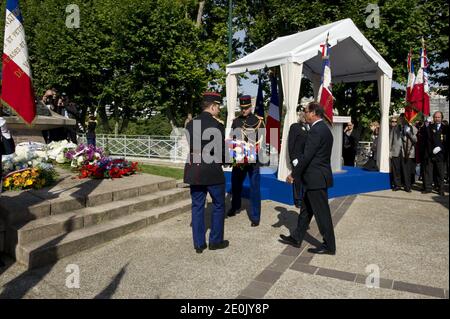 Präsident Francois Hollande wird am 22. Juli 2012 in der jüdischen Gedenkstätte in Paris, Frankreich, anlässlich des 70. Jahrestages der HIV-Roundup (Rafle du Velodrome d'Hiver) gesehen. Am 16. Und 17. Juli 1942 wurden etwa 13,000 Juden, überwiegend nicht-französischer Herkunft, festgenommen und in das Velodrome d'Hiver-Radstadion in der Nähe des Eiffelturms gebracht, wo sie eine Woche unter entsetzlichen Bedingungen verbrachten, bevor sie in Konzentrationslager der Nazis deportiert wurden. Foto von Pascal Sittler/Pool/ABACAPRESS.COM Stockfoto