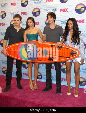 Paul Wesley, Nina Dobrev, Ian Somerhalder und Kat Graham nahmen an den "Teen Choice Awards 2012" Teil, die am 22. Juli 2012 im Gibson Amphitheatre in Universal City, CA, USA, verliehen wurden. Foto von Tony DiMaio/ABACAPRESS.COM Stockfoto