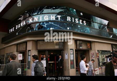 Atmosphäre von außen der Grand Rex, vor der Eröffnungsnacht des Batman-Films The Dark Knight Rises, in Paris, Frankreich, am 21. Juli 2012, einen Tag nach der Premiere von "The Dark Knight Rises" im Gaumont Champs-Elysees Theater, wurde nach den Denver-Dreharbeiten abgesagt. Foto von Alain Apaydin/ABACAPRESS.COM Stockfoto