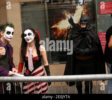 Atmosphäre von außen der Grand Rex, vor der Eröffnungsnacht des Batman-Films The Dark Knight Rises, in Paris, Frankreich, am 21. Juli 2012, einen Tag nach der Premiere von "The Dark Knight Rises" im Gaumont Champs-Elysees Theater, wurde nach den Denver-Dreharbeiten abgesagt. Foto von Alain Apaydin/ABACAPRESS.COM Stockfoto