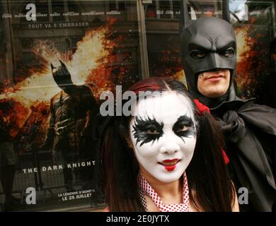 Atmosphäre von außen der Grand Rex, vor der Eröffnungsnacht des Batman-Films The Dark Knight Rises, in Paris, Frankreich, am 21. Juli 2012, einen Tag nach der Premiere von "The Dark Knight Rises" im Gaumont Champs-Elysees Theater, wurde nach den Denver-Dreharbeiten abgesagt. Foto von Alain Apaydin/ABACAPRESS.COM Stockfoto