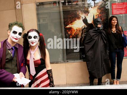 Atmosphäre von außen der Grand Rex, vor der Eröffnungsnacht des Batman-Films The Dark Knight Rises, in Paris, Frankreich, am 21. Juli 2012, einen Tag nach der Premiere von "The Dark Knight Rises" im Gaumont Champs-Elysees Theater, wurde nach den Denver-Dreharbeiten abgesagt. Foto von Alain Apaydin/ABACAPRESS.COM Stockfoto