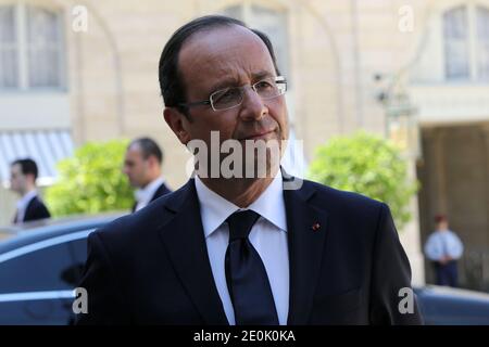 Der französische Präsident Francois Hollande antwortet den Medien nach einem Treffen mit Andorras Regierungschef Antoni Marti Petit und dem Parlamentspräsidenten Vicenc Mateu Zamora am 26. Juli 2012 im Präsenzialpalast Elysee in Paris. Foto von Stephane Lemouton/ABACAPRESS.COM. Stockfoto