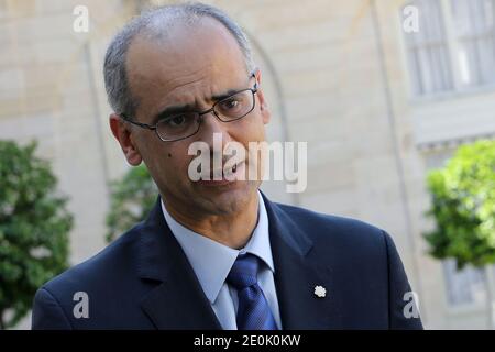 Andorras Regierungschef Antoni Marti Petit antwortet auf die Medien nach einem Treffen mit dem französischen Präsidenten Francois Hollande am 26. Juli 2012 im Präsenzialpalast Elysee in Paris. Foto von Stephane Lemouton/ABACAPRESS.COM. Stockfoto