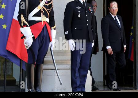 Präsident Francois Hollande begleitet den Präsidenten der Elfenbeinküste, Alassane Ouattara, nach einem Treffen im Elysee-Palast in Paris am 26. Juli 2012. Foto von Stephane Lemouton/ABACAPRESS.COM. Stockfoto