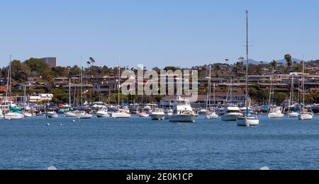 Boote im Hafen von Newport Beach in Kalifornien auf einem Sonniger Tag City Skyline im Hintergrund Stockfoto