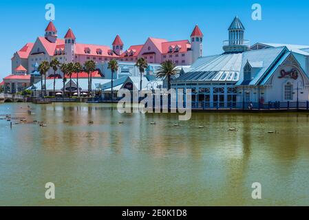 Shark Rock Pier, Port Elizabeth, Südafrika -- 10. Januar 2018 -- Geschäfte, Hotels und Restaurants am Shark Rock Pier in Port Elizabeth, Südafrika. Stockfoto